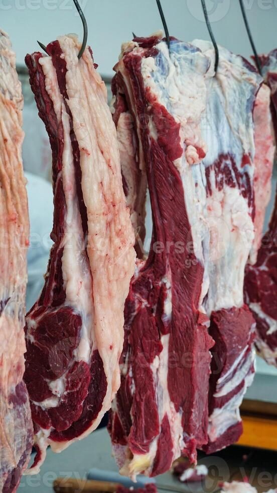 Beef Hanging In Butcher Shop იყიდება ყველა სახის ხორცი – დიდი არჩევანი - Image 1